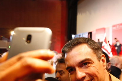 Sánchez posa per a un ‘selfie’ abans del míting a Saragossa.