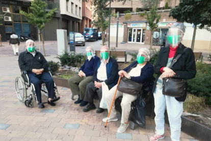 Imatge dels cinc usuaris de la residència d’Adesma que van sortir a passejar dimecres.