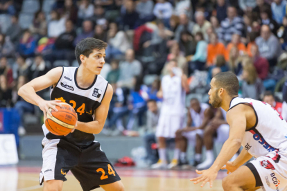 Un jugador del Valladolid consuela a Sergi Quintela al final del partido.