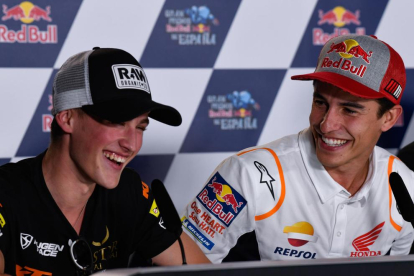 Marc Màrquez bromea con el piloto valenciano Jaume Masià, líder del Mundial de Moto3.