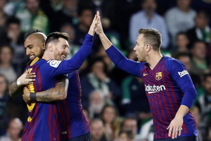 Messi rep la felicitació d’Arturo Vidal i de Jordi Alba durant el partit de dimecres.