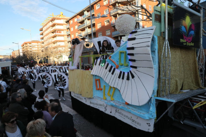 El desfile de carrozas y comparsas llenó la Rambla de Almacelles ayer por la tarde durante la tradicional Festa de l’Aigua.