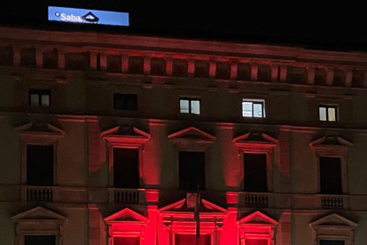 La asociación Antisida reinvidicó ayer medidas para mejorar la calidad de vida del colectivo y edificios como la delegación del Gobierno central en Lleida se tiñeron de rojo. 