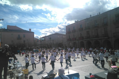 La desfilada de carrosses i comparses va omplir la rambla d’Almacelles ahir a la tarda durant la tradicional Festa de l’Aigua.