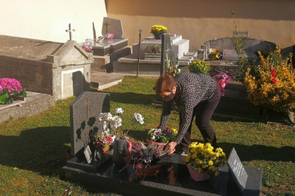 El cementiri de Mollerussa va registrar durant tota la jornada un degoteig constant de visitants, encara que sense aglomeracions.