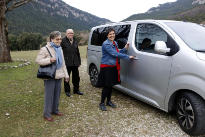 La taxista Queralt Serra con los usuarios Maria Graus y Jaume Canal antes de coger el taxi en Guixers. 