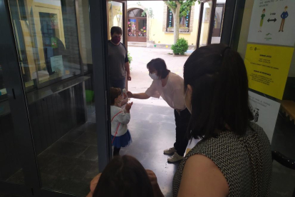 Una profesora toma la temperatura a un alumno en la escuela Arrels de Solsona.