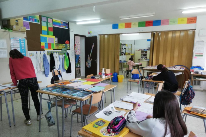 Una professora pren la temperatura a una alumna a l’escola Arrels de Solsona.