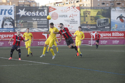 Pau Bosch disputa un balón aéreo con un futbolista del Vilanova. 