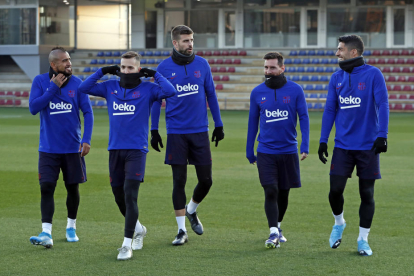 Vidal, Alba, Piqué, Messi y Suárez ayer durante la sesión de entrenamiento.