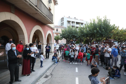 Concentración ayer en Artesa para apoyar a Ayah Dahmani, que aparece a la izquierda con su familia.
