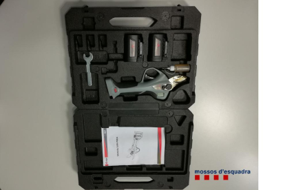 Fotografía de las herramientas recuperadas por los Mossos d’Esquadra tras el arresto. 