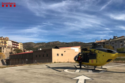 El helicóptero de los GRAE que rescató ayer a la joven. 