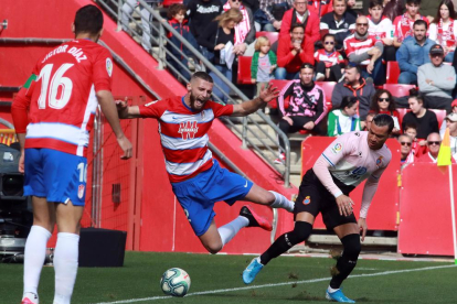 Raúl de Tomás, autor del gol perico, disputa una pilota amb Duarte.
