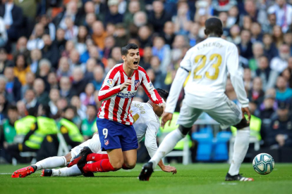 Casemiro derriba a Morata dentro del área, una acción que el árbitro leridano no castigó como penalti.