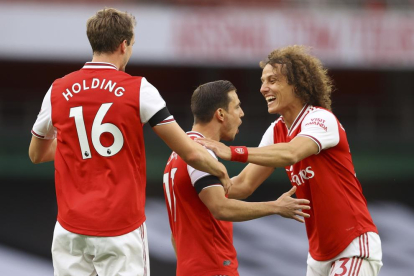 Jugadores del Arsenal celebran uno de sus goles.