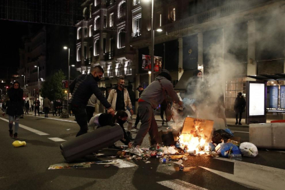 Individuos incendiando cubos de basura en la Gran Vía de Madrid, el sábado por la noche. 