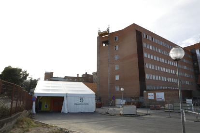 La carpa que el SEM ha montado en el exterior del Arnau de Vilanova y que el hospital utiliza como sala de espera, ayer por la tarde.