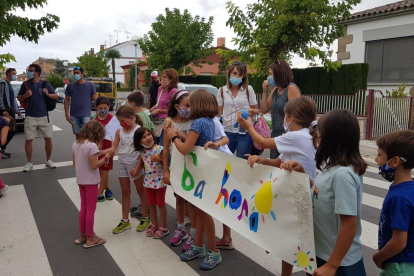 Alumnos y padres de la escuela Ramon Estadella ayer al mediodía durante la protesta.