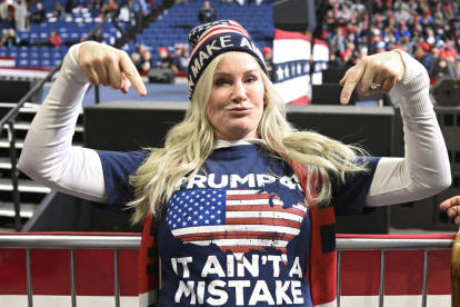 Una seguidora de Trump mostra el seu suport en un míting del president a Des Moines (Iowa).