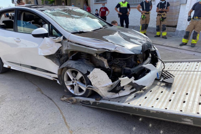 Efectius de la Unitat Subaquàtica recuperant el vehicle.