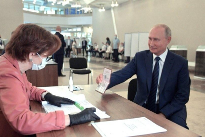 Vladímir Putin en el moment d’emetre el seu vot en el referèndum constitucional.