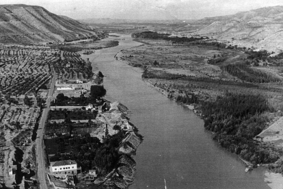 Imagen de poco antes de la inundación. El pueblo viejo, en primer plano, estaba junto al Ebro. El nuevo está a orillas del Segre. 