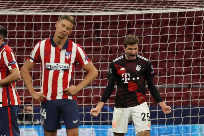 Marcos Llorente muestra su decepción tras el empate de Muller a pocos minutos del final.
