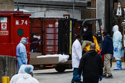 Operaris traslladen cadàvers de víctimes del coronavirus a una morgue provisional a Nova York.