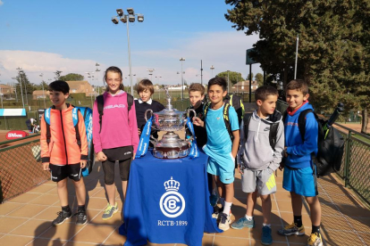 Marc López es va fotografiar amb els nens i nenes lleidatans que van participar en el clínic.