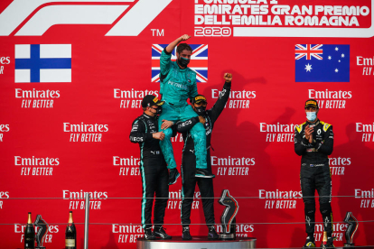 Los pilotos de Mercedes celebran el título con Toto Wolff.