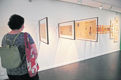 Una de las primeras visitantes ayer en CaixaForum Lleida en la exposición temporal de obras del IVAM.