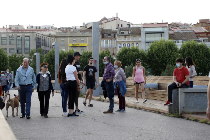 Las calles y paseos de Lleida se llenaron ayer con gente que paseaba al perro, deportistas y paseantes que aprovechaban la desescalada. 
