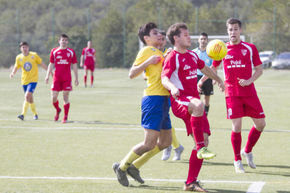Álvaro Muñoz intenta controlar la pilota davant de la pressió d’un defensor tarragoní.