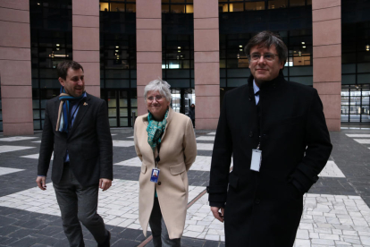 Toni Comín, Clara Ponsatí y Carles Puigdemont saliendo del Europarlamento en febrero.