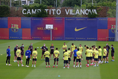 Quique Setién va reunir la plantilla del Barça en el camp Tito Vilanova abans d’iniciar l’entrenament en grup.