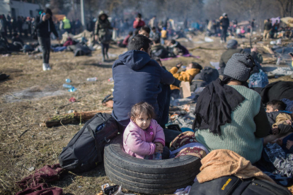 Miles de personas aguardan una oportunidad para entrar en Grecia a pesar del fuerte dispositivo fronterizo desplegado por Atenas.