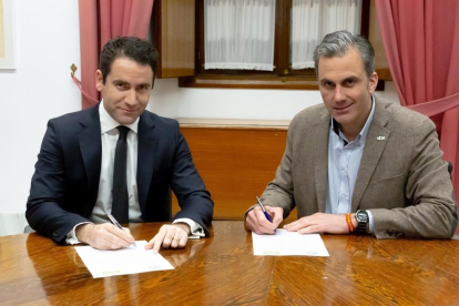Imagen de García Egea y Ortega Smith firmando un acuerdo en el Parlamento andaluz.