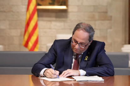 El president Quim Torra firma la notificació de la querella de la Fiscalia per desobediència.