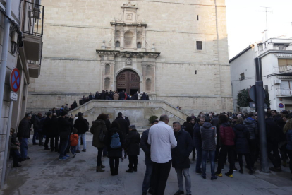Desenes de persones donen l’últim adéu a Núria Borràs a les Borges