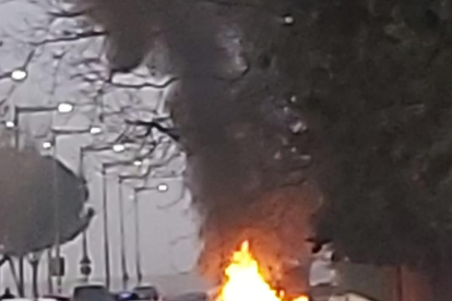 Un vehículo incendiado ayer delante del INS Gili i Gaya. 