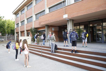 La entrada de algunos alumnos este lunes en la escuela Frederic Godàs de Lleida.