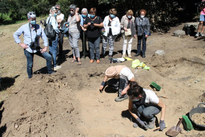 Familiares de los fusilados observan cómo los arqueólogos fueron hallando restos en la fosa.