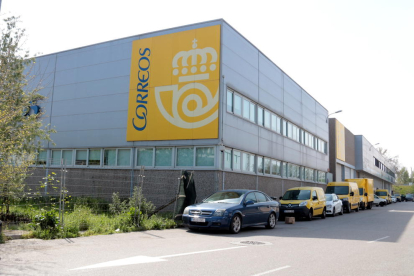 Correus tanca un centre logístic de Lleida per un treballador amb símptomes de coronavirus