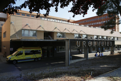 Una ambulancia frente a la entrada de Urgencias del hospital Arnau de Vilanova.