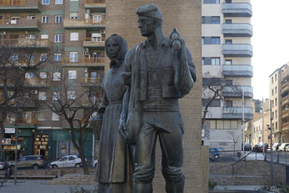 A la izquierda, la estatua de la plaza Pagesos con la placa del escudo de la ciudad. A la derecha, imagen de ayer sin ella.
