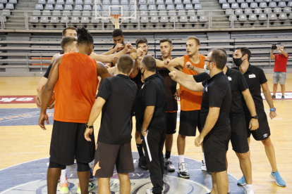 La plantilla del Força Lleida, ayer en el Barris Nord, donde inició la pretemporada en un escenario que los jugadores no pisaban desde el pasado 11 de marzo.