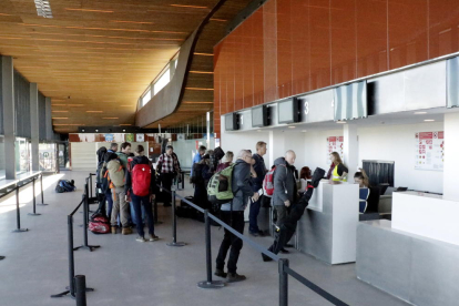 El Aeropuerto de Alguaire recibe a los primeros esquiadores suecos de este año con destino Andorra y Baqueira-Beret