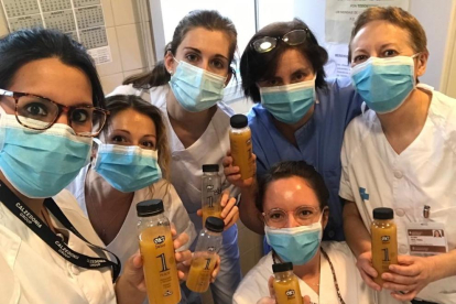 Fruits de Ponent  va donar ahir als professionals dels hospitals Arnau de Vilanova i Santa Maria un total de tres-centes botelles de suc com a mostra de solidaritat.