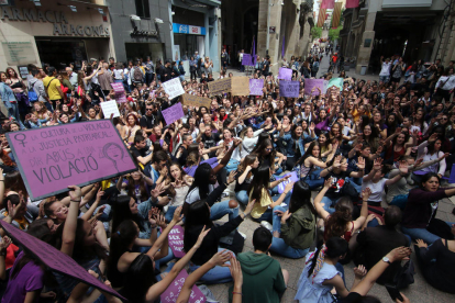 Imagen de archivo de una movilización contra la violencia sexual en la plaza Paeria de Lleida. 
